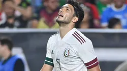 Raúl Jiménez se lamenta: casi no la tocó contra Uruguay.