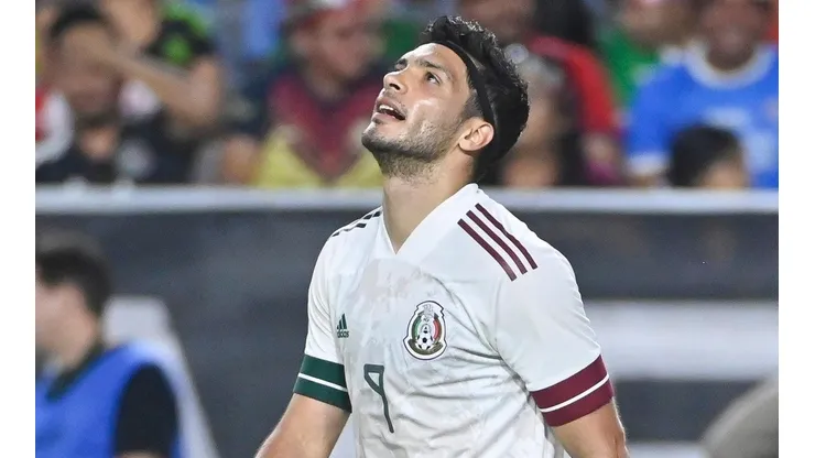 Raúl Jiménez se lamenta: casi no la tocó contra Uruguay.