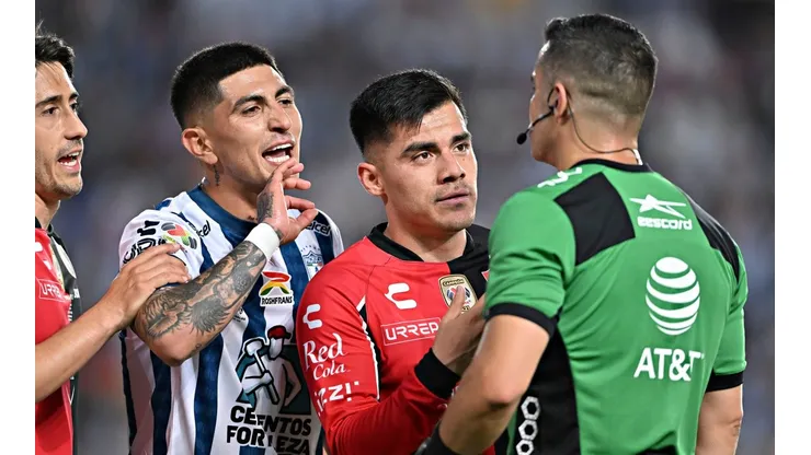El arbitro sancionó un fuera de juego cuando parecía penal para los Tuzos.