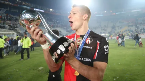 Furch junto al trofeo del Clausura 2022.