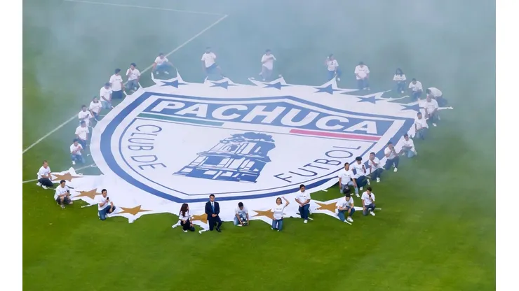 El escudo del Pachuca en la final de ida ante el Atlas.