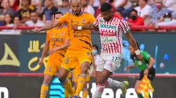 Rodrigo Aguirre en duelo con Guido Pizarro de Tigres.