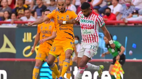 Rodrigo Aguirre en duelo con Guido Pizarro de Tigres.