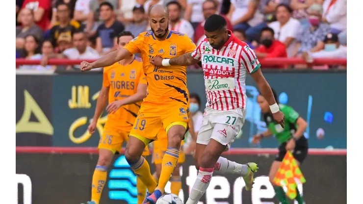 Rodrigo Aguirre en duelo con Guido Pizarro de Tigres.