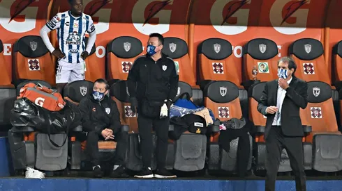 Avilés Hurtado y Guillermo Almada en la banca en la vuelta de la semifinal ante Pachuca.
