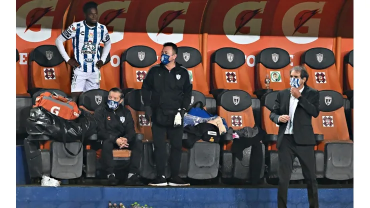 Avilés Hurtado y Guillermo Almada en la banca en la vuelta de la semifinal ante Pachuca.