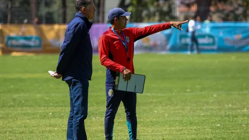 Cadena junto a Ricardo Peláez en un entrenamiento de Chivas.