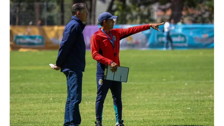 Cadena junto a Ricardo Peláez en un entrenamiento de Chivas.