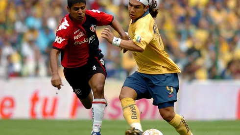 Luis Robles contra Salvador Cabañas en los Cuartos de Final del Clausura 2007.