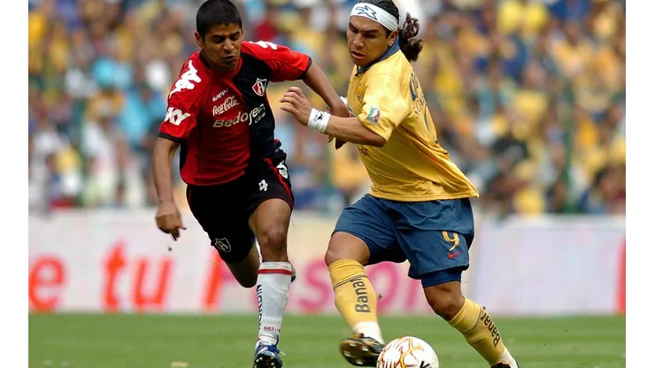 Luis Robles contra Salvador Cabañas en los Cuartos de Final del Clausura 2007.