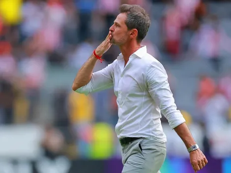 Gran gesto: Diego Cocca consoló a un jugador de Tigres en pleno campo de juego