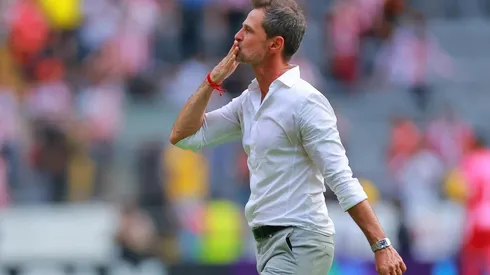 Gran gesto: Diego Cocca consoló a un jugador de Tigres en pleno campo de juego