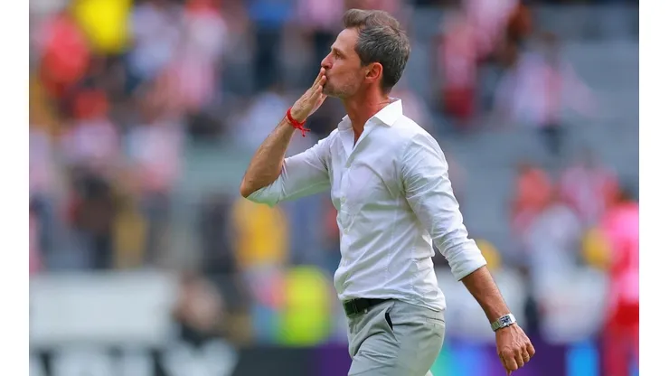 Gran gesto: Diego Cocca consoló a un jugador de Tigres en pleno campo de juego