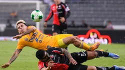 Barrida de Anderson Santamaría sobre Yeferson Soteldo.