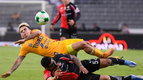 Barrida de Anderson Santamaría sobre Yeferson Soteldo.