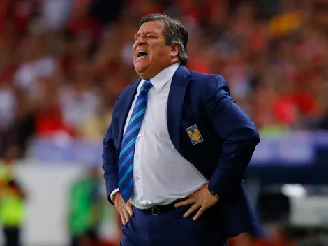 Aficionados de Tigres destruyen a Miguel Herrera