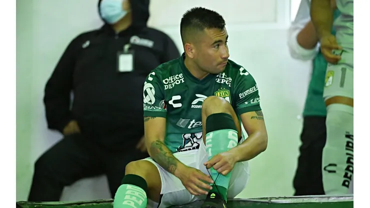 León se habría sacado de encima a Meneses por fiestero