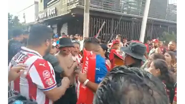 Barra 51 de Atlas protagoniza violencia contra aficionado del Rebaño.