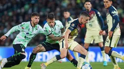 Brian Lozano en un partido entre Santos y América.