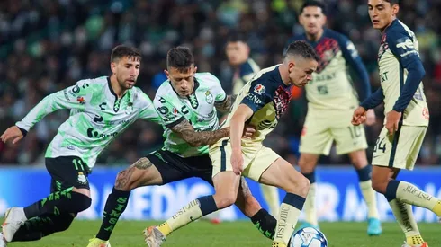 Brian Lozano en un partido entre Santos y América.