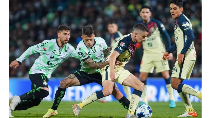 Brian Lozano en un partido entre Santos y América.