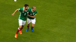 Araujo y Chicharito celebran un gol ante Costa Rica en 2015.