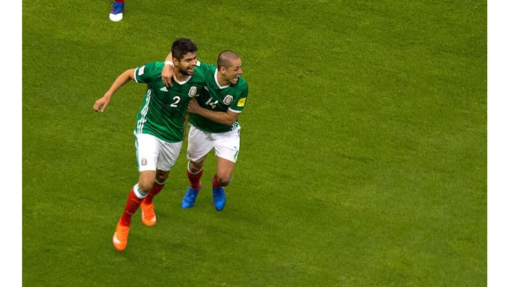 Araujo y Chicharito celebran un gol ante Costa Rica en 2015.