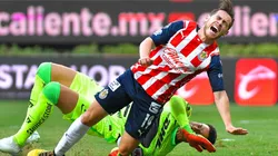 Jesús Angulo sufre importante lesión en el Chivas - Pumas.