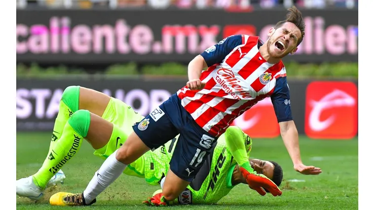 Jesús Angulo sufre importante lesión en el Chivas - Pumas.
