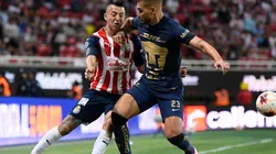Roberto Alvarado y Nicolás Freire en el Chivas-Pumas del Clausura 2022.