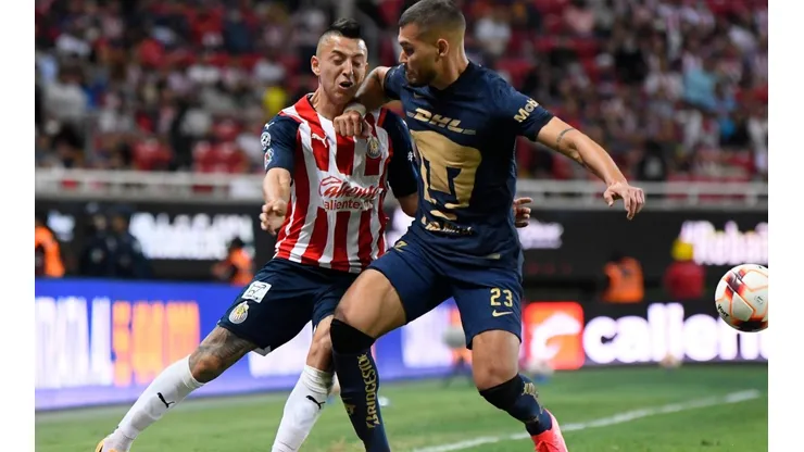 Roberto Alvarado y Nicolás Freire en el Chivas-Pumas del Clausura 2022.