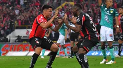 Rocha y Quiñones festejan un gol de Atlas ante León.