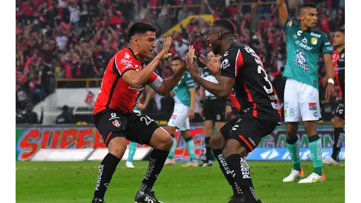 Rocha y Quiñones festejan un gol de Atlas ante León.