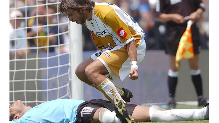 La icónica foto del grito del Kikín Fonseca a Oswaldo Sánchez en la final del Clausura 2004.