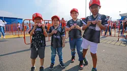Niños aficionados del Necaxa antes del partido ante Cruz Azul.