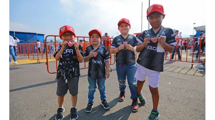 Niños aficionados del Necaxa antes del partido ante Cruz Azul.