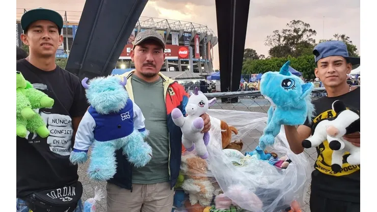 Peluches de los aficionados antes del partido América vs Cruz Azul Clausura 2022