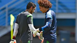 Jesús Corona y Guillermo Ochoa en un entrenamiento en Brasil 2014.
