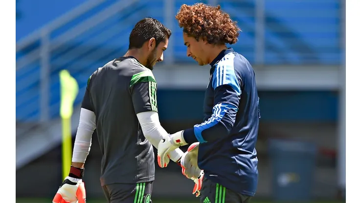 Jesús Corona y Guillermo Ochoa en un entrenamiento en Brasil 2014.