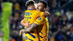 Gignac y Soteldo se abrazan tras goles del atacante francés.