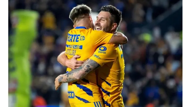 Gignac y Soteldo se abrazan tras goles del atacante francés.