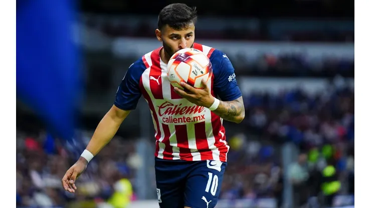 Ciudad de Mexico, 16 de abril de 2022. Alexis Vega , durante el partido de la jornada 14 del Torneo Grita Mexico Clausura 2022 de la Liga BBVA MX, entre la Máquina Celeste de la Cruz Azul y las Chivas Rayadas del Guadalajara, celebrado en el estadio Azteca. Foto: Imago7/ Rafael Vadillo
