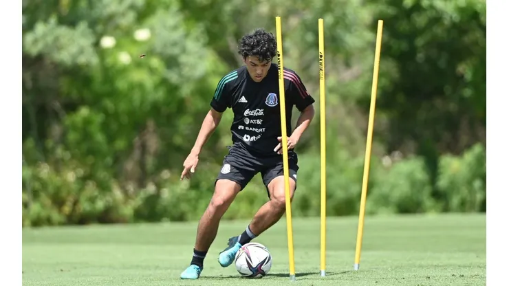 Jonathan Gómez en entrenamiento de México para el partido contra Guatemala.