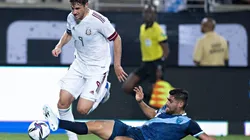 Fue un partido complicado para Santiago Giménez sin oportunidades para rematar.