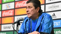 Luis Fernando Tena en la conferencia previa al partido contra México.