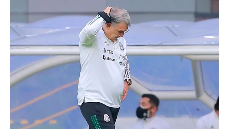 Martino fue atacado por Maurer por no llamar a Chicharito