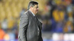 Miguel Herrera, molesto tras la derrota ante América.