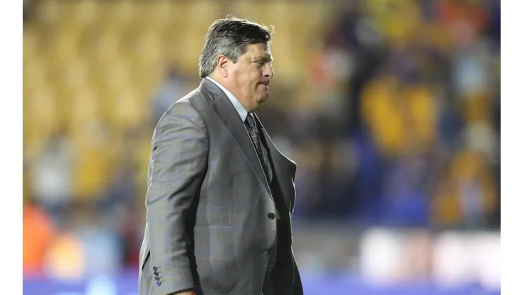 Miguel Herrera, molesto tras la derrota ante América.