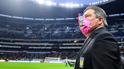 Miguel Herrera en su visita al estadio Azteca.