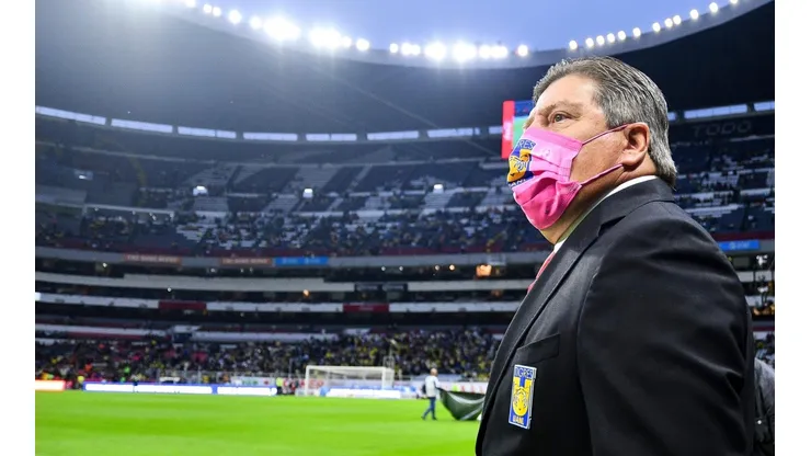 Miguel Herrera en su visita al estadio Azteca.